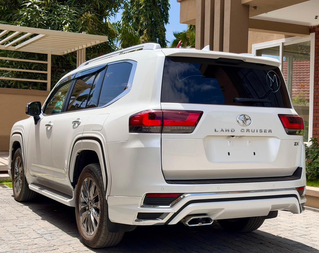 TOYOTA LANDCRUISER LC300 thumbnail 6